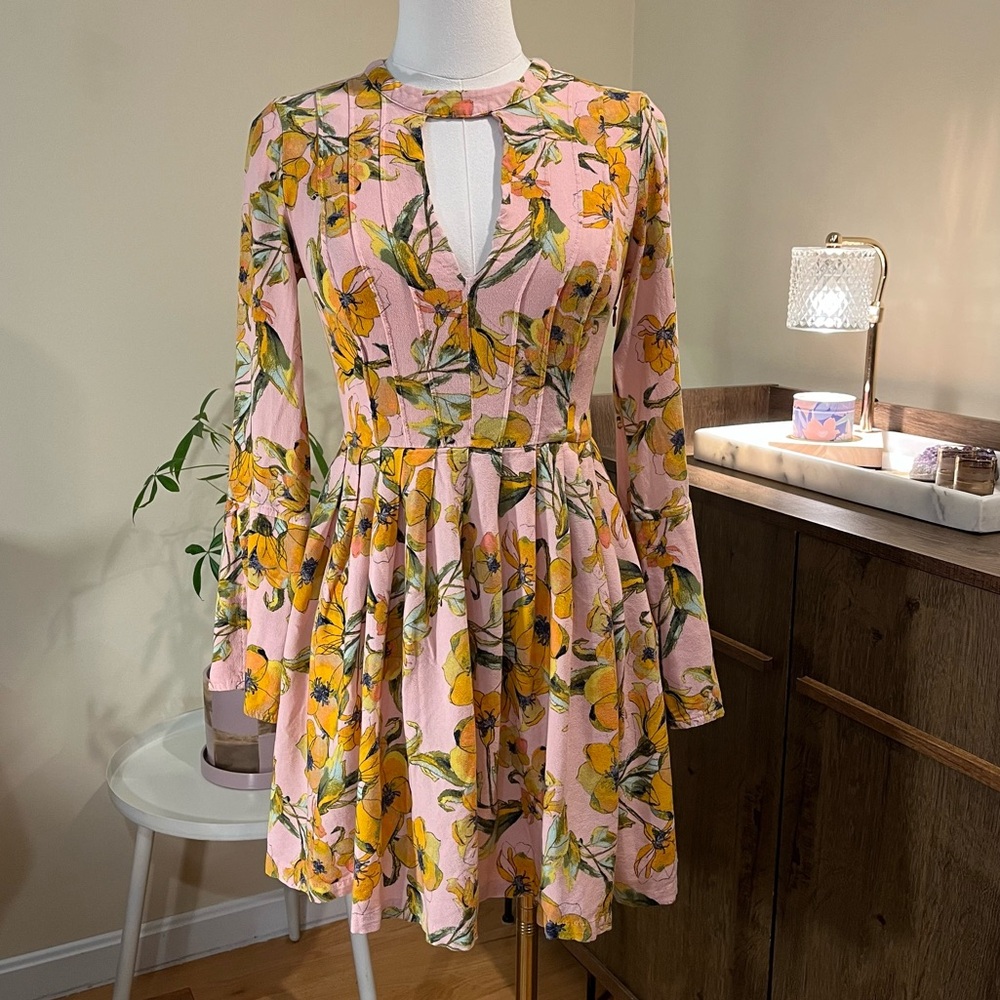 Free People Floral Mini Dress.
Size 0. EUC.